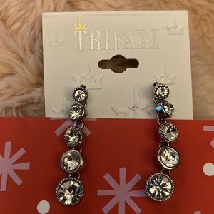 NWT women’s long post earrings. Perfect for holidays!!!